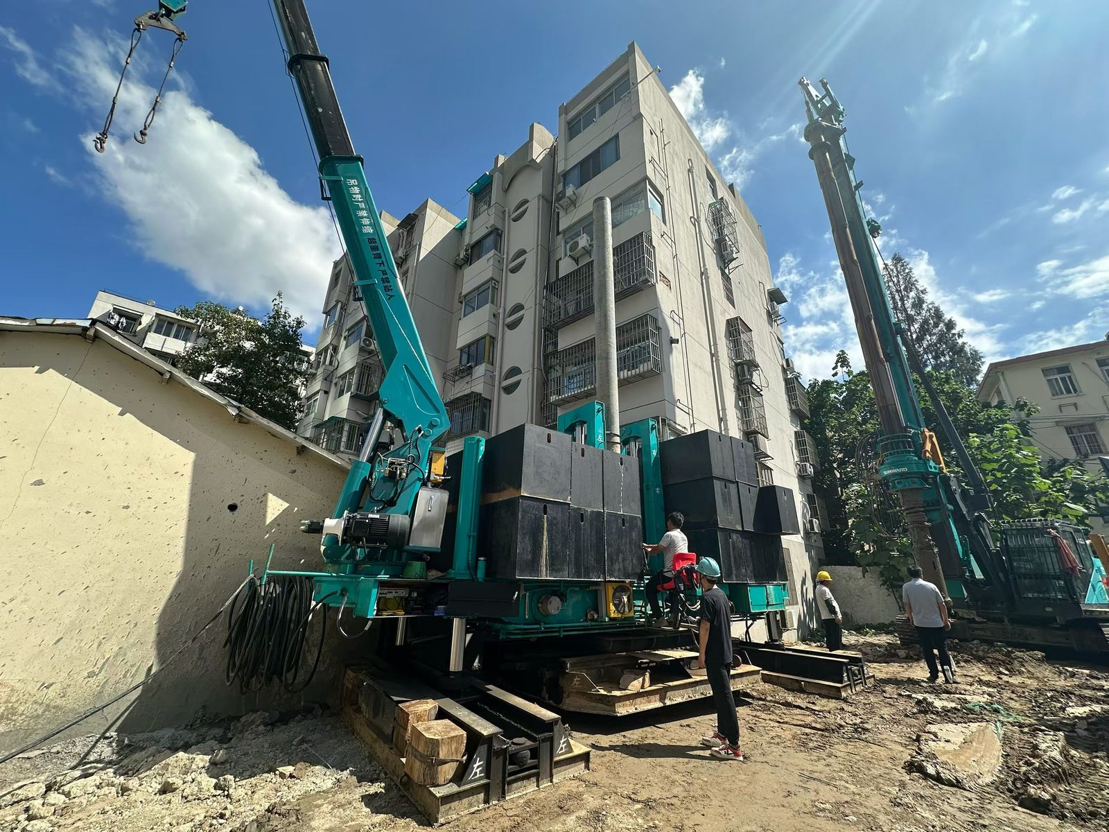 CFZYJ static pile driver working on an urban job site